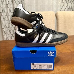 Adidas Sambas . Black /white size: M 7.5/ W 8.5 like new